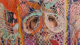 طراحی لباس های نفیس از سیم های برق دور ریخته شده Discarded electrical wires dresses