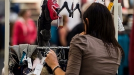 اهمیت تحلیل مصرف کننده و رفتارهایش در بازارپردازی پوشاک Analyzing Consumer and Its Behaviors