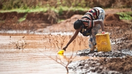 از بین رفتن رودخانه های مواج و منابع آبی قاره آفریقا به خاطر تولید پوشاک Clothing production killing Africa rivers as water scarcity surges